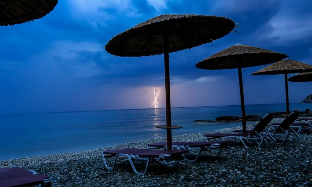 Καταιγίδες, χαλάζι και ισχυροί άνεμοι μέχρι το απόγευμα – Επικαιροποιήθηκε το έκτακτο δελτίο